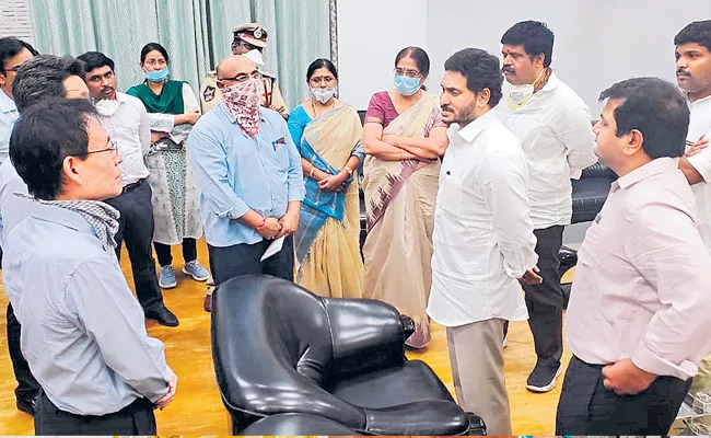 Ys Jagan Mohan Reddy Speaks With LG Polymers Staff - Sakshi