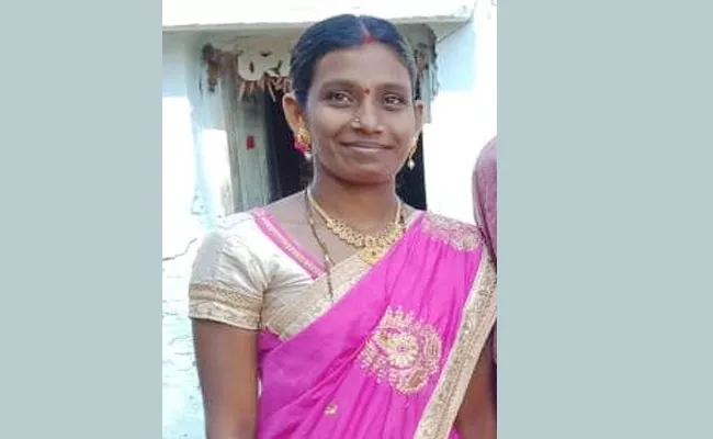 Married Woman Commits End Lives in Warangal - Sakshi