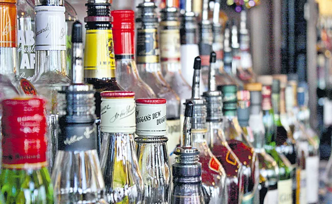 Amid Lockdown Liquor Traders Maintain Huge Stocks In Telangana - Sakshi