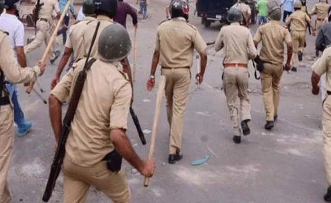 Migrants Pelt Stones at Police In Sirat Gujrat - Sakshi