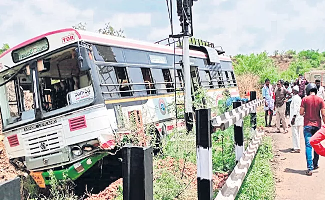 Seven Members Injured In Bus Accident At Mominpet Vikarabad District - Sakshi