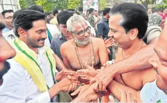 Priests Thanked CM Jagan For Restoring Hereditary Archaka System - Sakshi