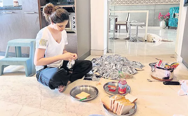 Nidhhi Agerwal distributes bread and jam for Migrant Workers - Sakshi