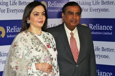 Mukesh Ambani gets 5.52 lakh shares in RIL rights issue - Sakshi