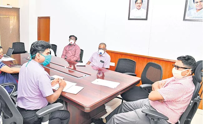 Telangana Officials Have Discussed With The Central Team About Coronavirus Control - Sakshi