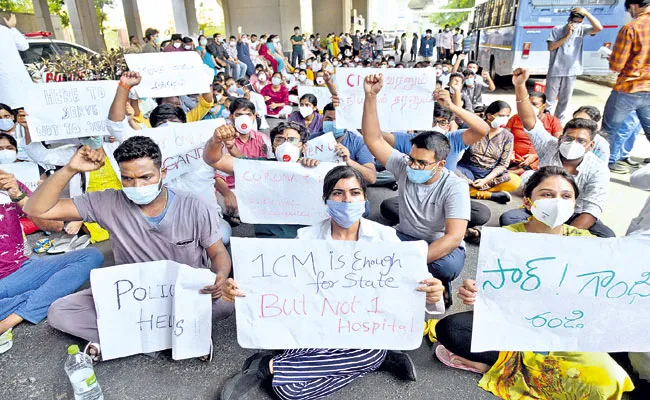 Junior Doctors Protest At Hyderabad Gandhi Hospital - Sakshi