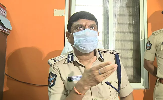 Visakha Police Commissioner RK Meena Outraged On Dr Sudhakar - Sakshi