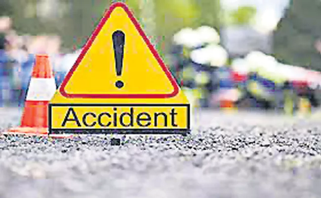 30 Percent Divider Accident in Hyderabad - Sakshi