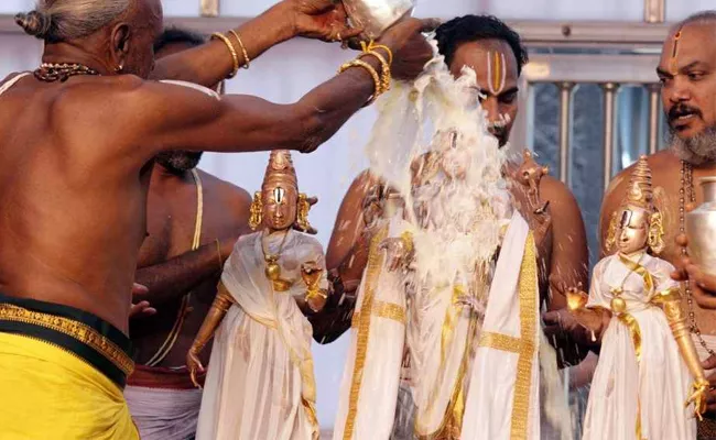 Priests Have Anointed Tirumala Venkateswara Swamy - Sakshi