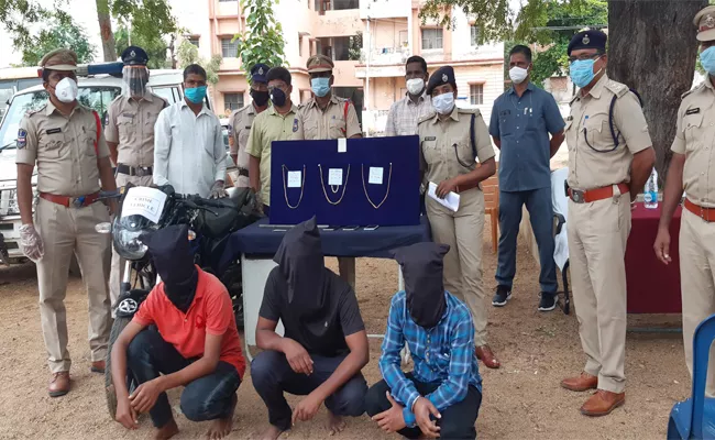 Jadcherla Robbery Gang Held in Mahabubnagar - Sakshi