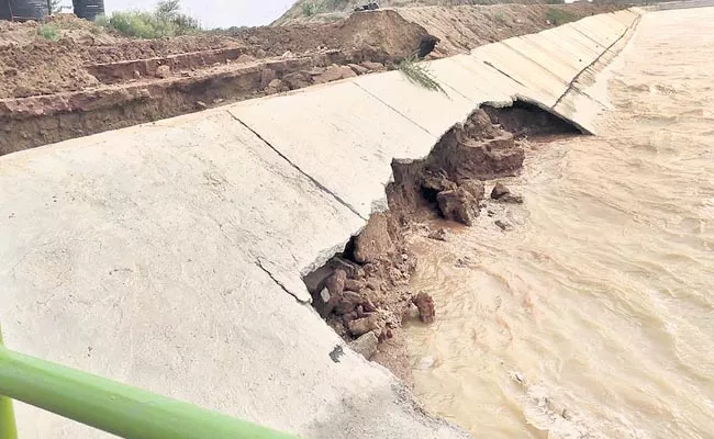 Kondapochamma Sagar Project Damaged Due To Heavy Rain - Sakshi