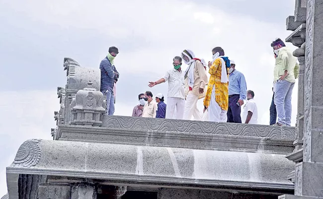 Rain water into the mandapam at Yadadri - Sakshi