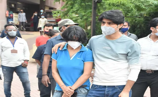 sushant singh rajput No More : Actor Sister Breaks Down As She Arrives At Cooper Hospital - Sakshi