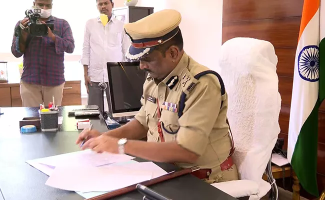 Vijayawada CP Battina Srinivasulu Takes Charge - Sakshi