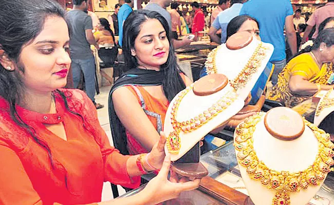 Gold price jumps high on coronavirus - Sakshi