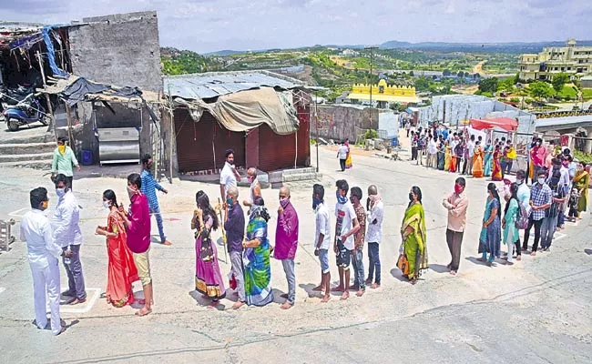 Devotees Rush Increased In Yadadri Lakshmi Narasimha Swamy Temple - Sakshi