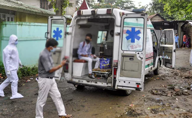 Villagers Pelt Stones At  Medical Staff, Ambulance In Karnataka - Sakshi