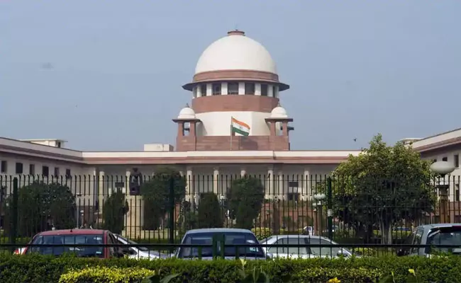 Corona: Supreme Court Wants Doctors To Be Paid Full Wages - Sakshi