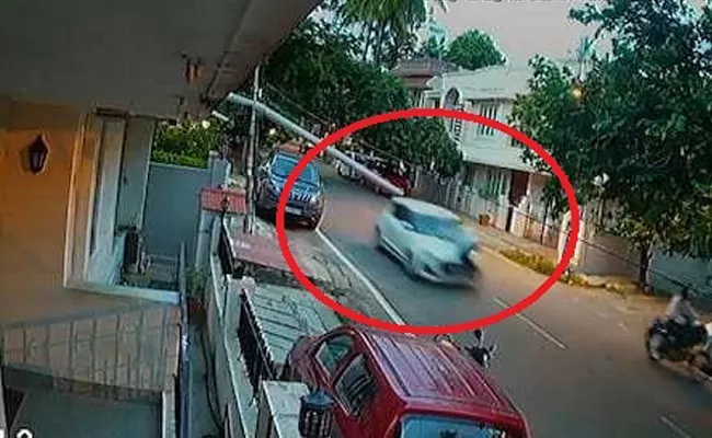 Motorist Drives For 2km With Man On His Car Bonnet In Bengaluru - Sakshi