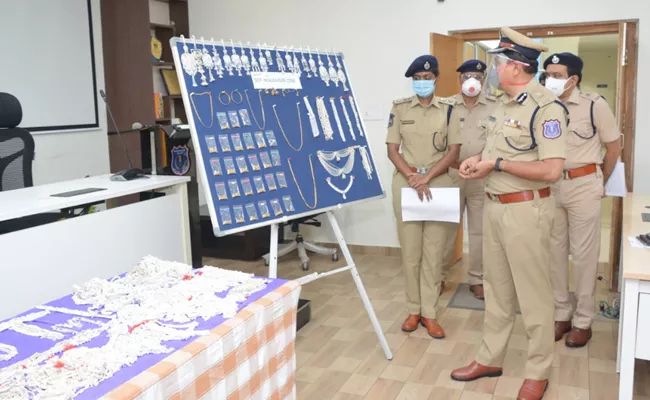 Rachakonda Police Chased Jewellery Shop Robbery Case In Hyderabad - Sakshi