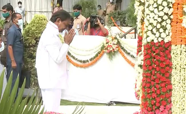 KCR Pays Tribute To Telangana Martyrs At Gun Park In Hyderabad - Sakshi