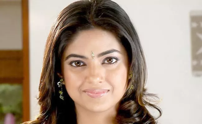 Meera Chopra Ask NTR To Respond His Fans Behaviour - Sakshi