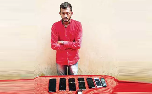 Man Held in Cab Drivers Mobiles Robbed Case Hyderabad - Sakshi