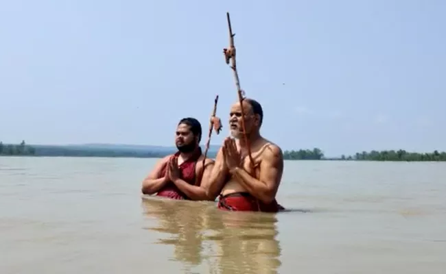 Solar Eclipse 2020: Swatmanandendra Saraswati takes holy dip in Ganga River - Sakshi