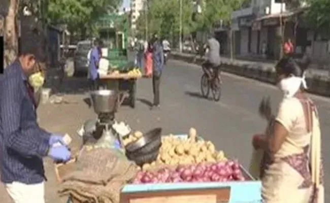 Delhi Neighbourhood Turns To Selling Vegetables To Suffice For Lost Jobs - Sakshi