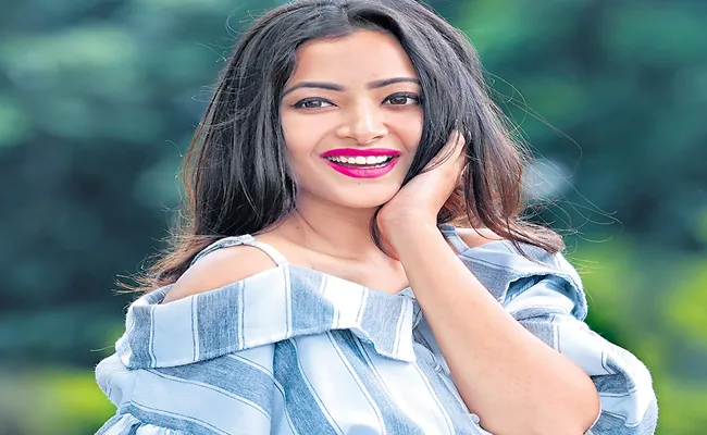 Shweta Basu Prasad turns on Web Series - Sakshi