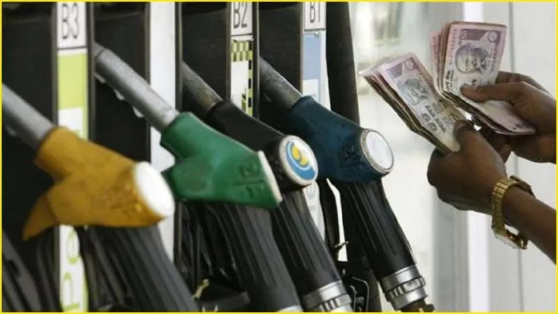 Petrol Diesel Prices Hiked For 17th Day In A Row - Sakshi