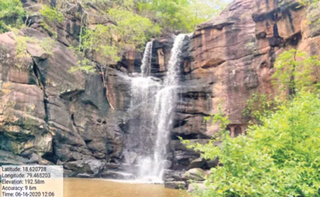 Selfie Deceases in Gattu Singaram Water Falls Karimnagar - Sakshi