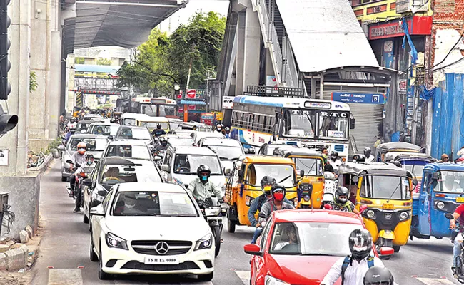 Hyderabad People Suffering With Traffic in Malakpet Fly over Works - Sakshi