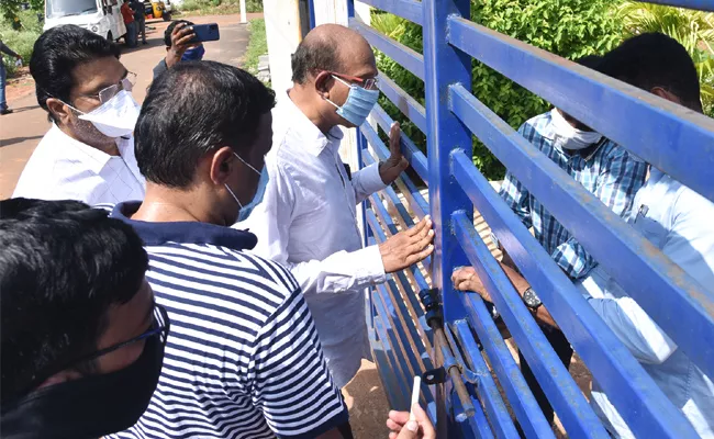 Ganta Srinivasa Rao Gang Hulchul In Front of CID Office Visakhapatnam - Sakshi