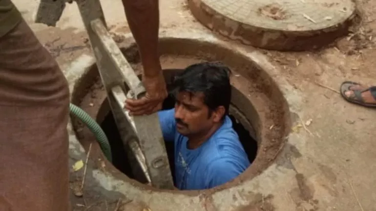 Mangaluru BJP Corporator Enters Manhole to Clean Clogged Pipe - Sakshi