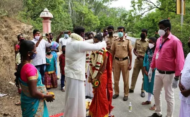 Kerala Tamilnadu Border Checkpost Turns Into Wedding Venue - Sakshi