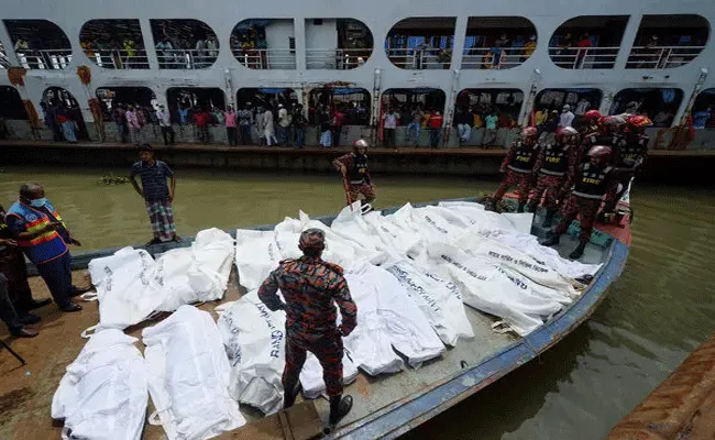 32 Dead as Boat Capsizes in Buriganga River in Bangladesh - Sakshi