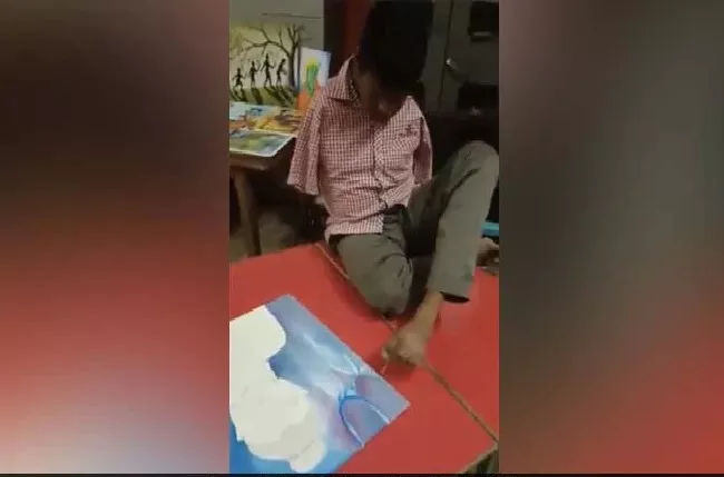 Chhattisgarh Man Born Without Hands Paint Masterpieces With His Feet - Sakshi