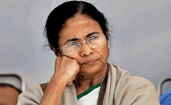 Mamata Banerjee Demands Central To Transfer Rs 10 Thousand For Migrant Labourers - Sakshi