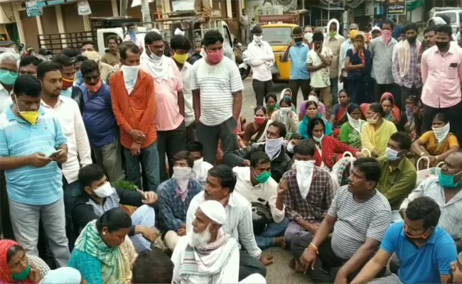 Farmers Protest Causes To Traffic Jam In Kamareddy - Sakshi