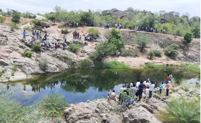 Man Deceased in Canal Dichpalli Nizamabad - Sakshi