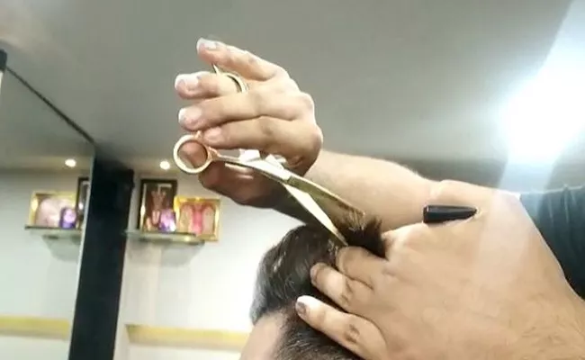 Kolhapur Barber Gives Haircut With Gold Scissors - Sakshi