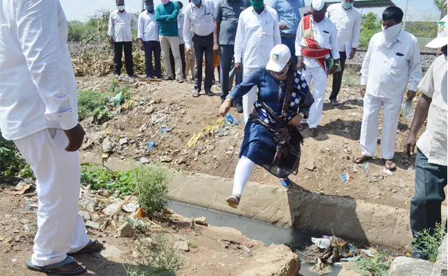 Collector Rajiv Gandhi Hanumanthu Visit Warangal Drainage Works - Sakshi