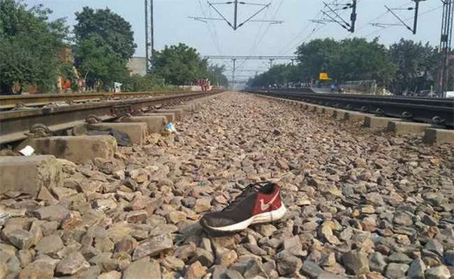 Dead Body Found in Gandhi Nagar Railway Track Hyderabad - Sakshi