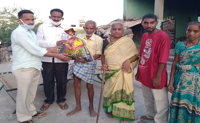 People React and Helps Rickshaw Workers in Proddatur - Sakshi