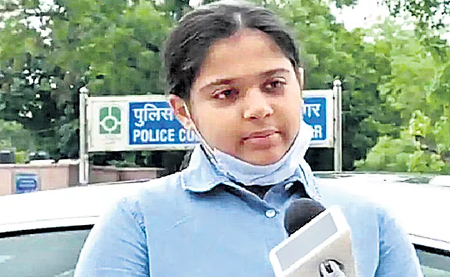 Seventh Class Girl Niharika Helped Migrant Workers In Lockdown - Sakshi