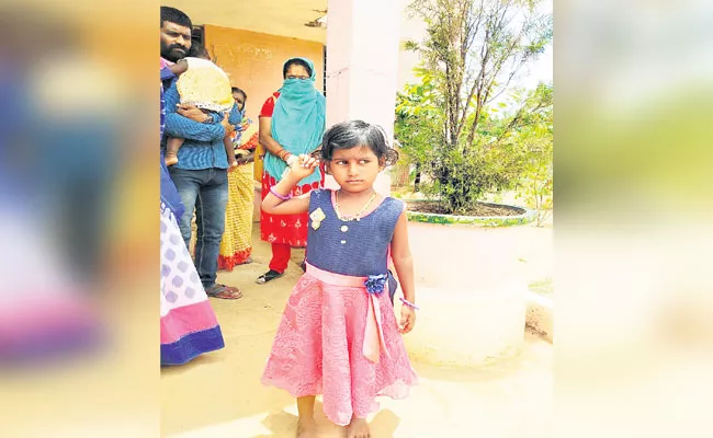 Father Left His Two Daughters In Sishu Vihar - Sakshi