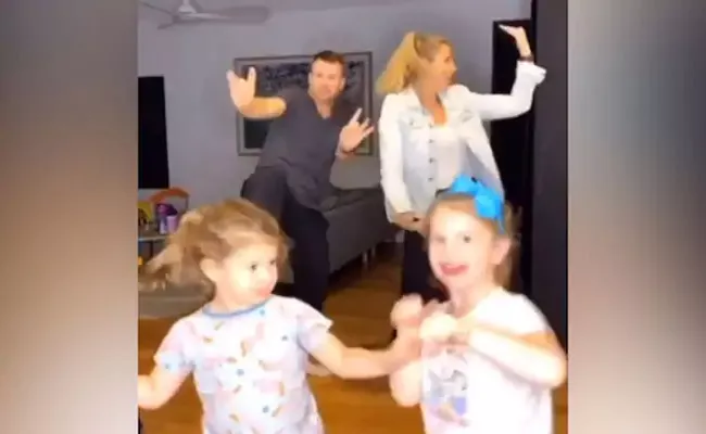 David Warner And His Family Dancing On Bhangra Song - Sakshi