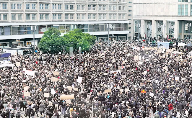 Huge Crowds Around the Globe March in Solidarity Against Police Brutality - Sakshi