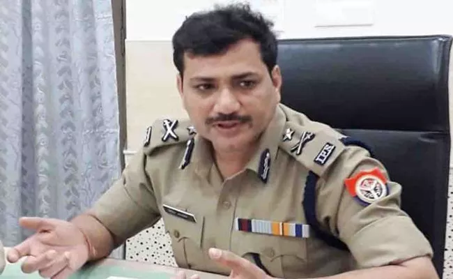 Kanpur IG Pays Rs 100 Fine For Not Wearing Mask In Public - Sakshi